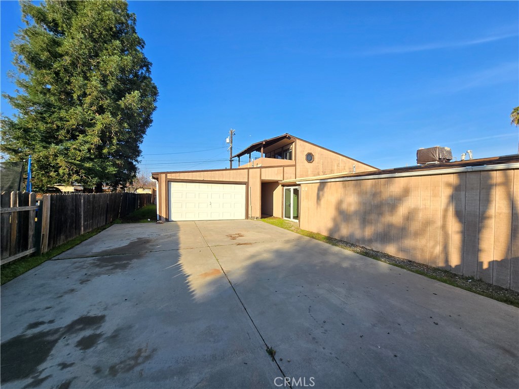 6569 N College Ave, Fresno, CA 93704