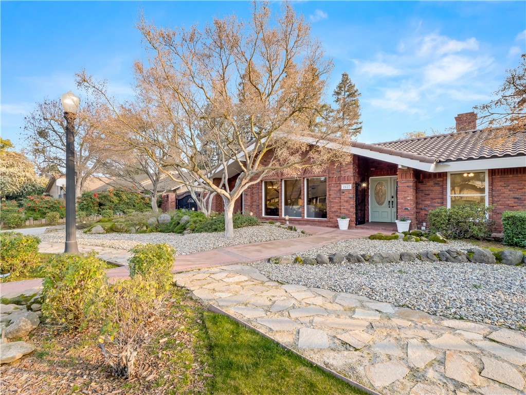 2527 W San Madele, Fresno, CA 93711