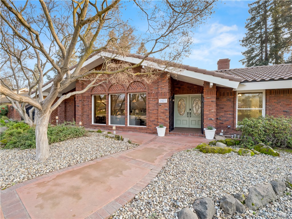 2527 W San Madele, Fresno, CA 93711