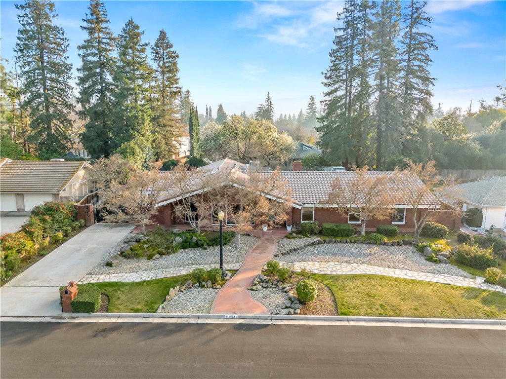 2527 W San Madele, Fresno, CA 93711
