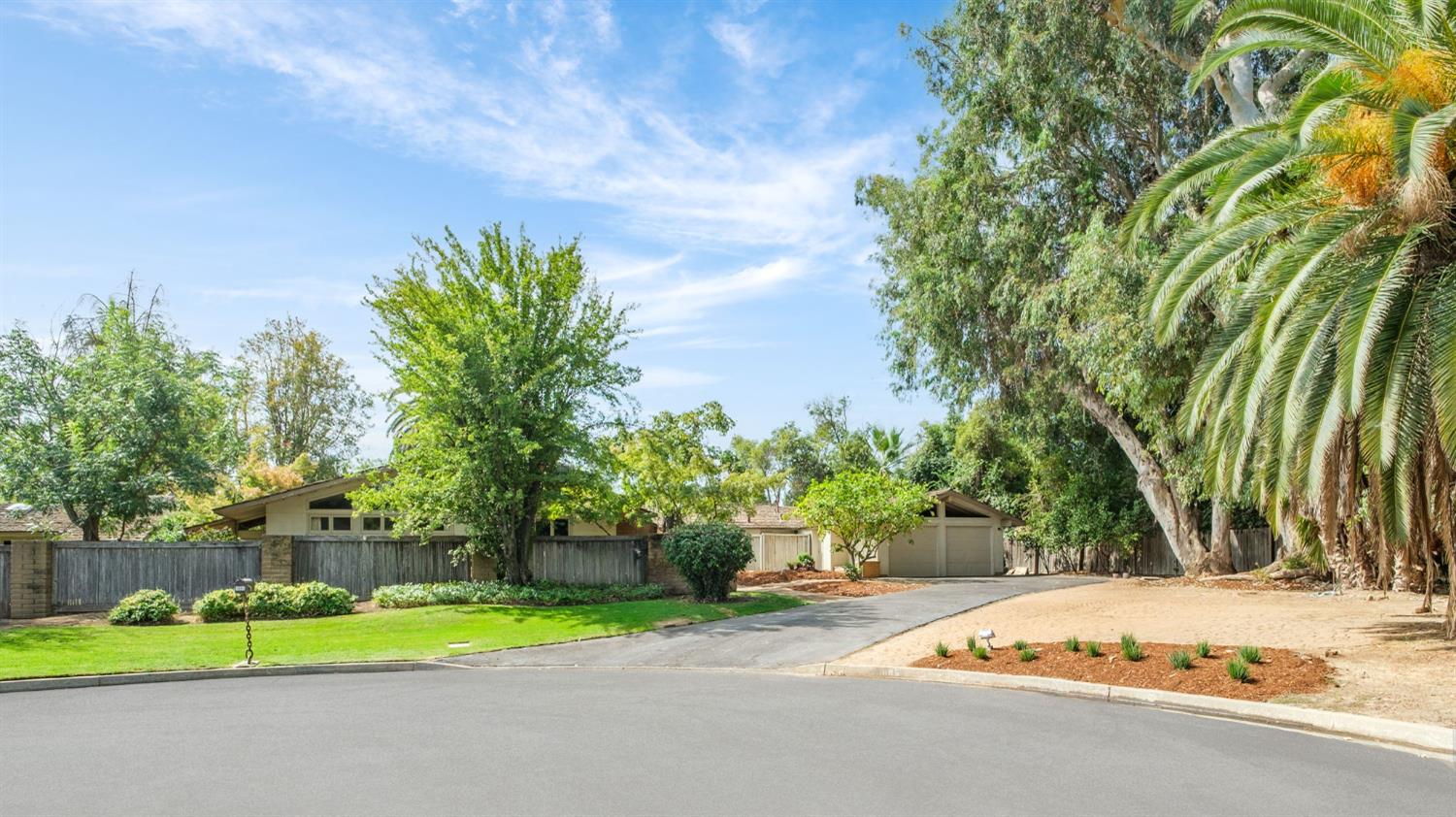 1685 W Robinwood Ln, Fresno, CA 93711
