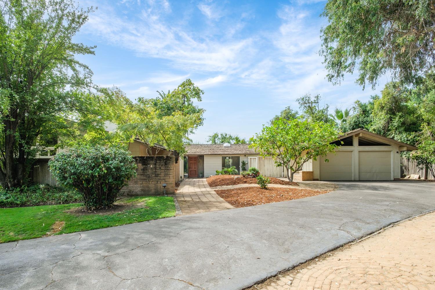 1685 W Robinwood Ln, Fresno, CA 93711