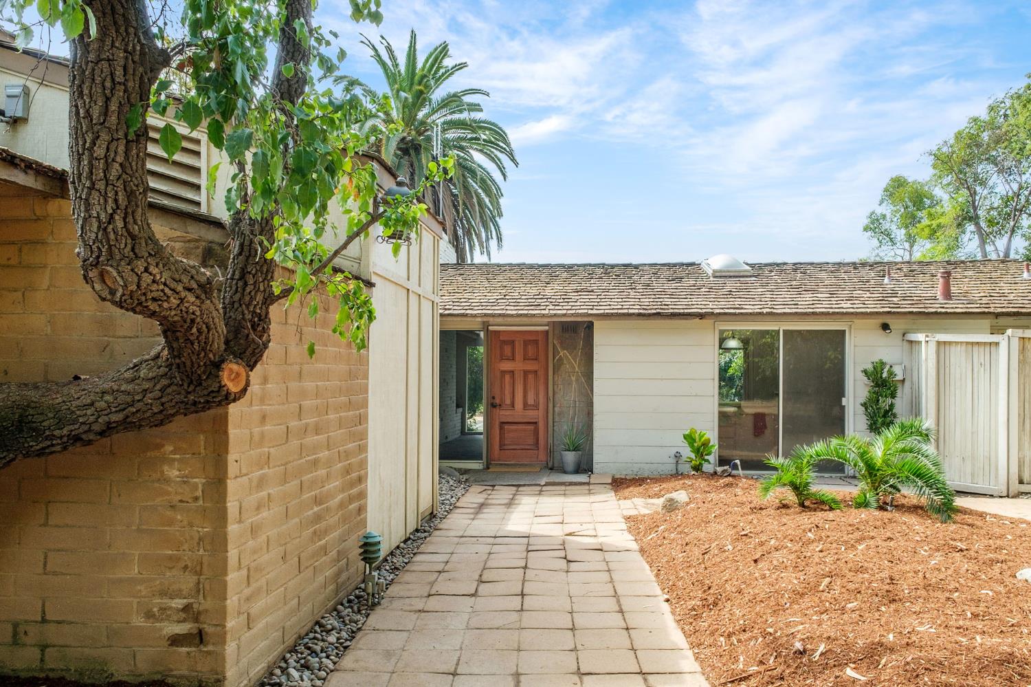 1685 W Robinwood Ln, Fresno, CA 93711