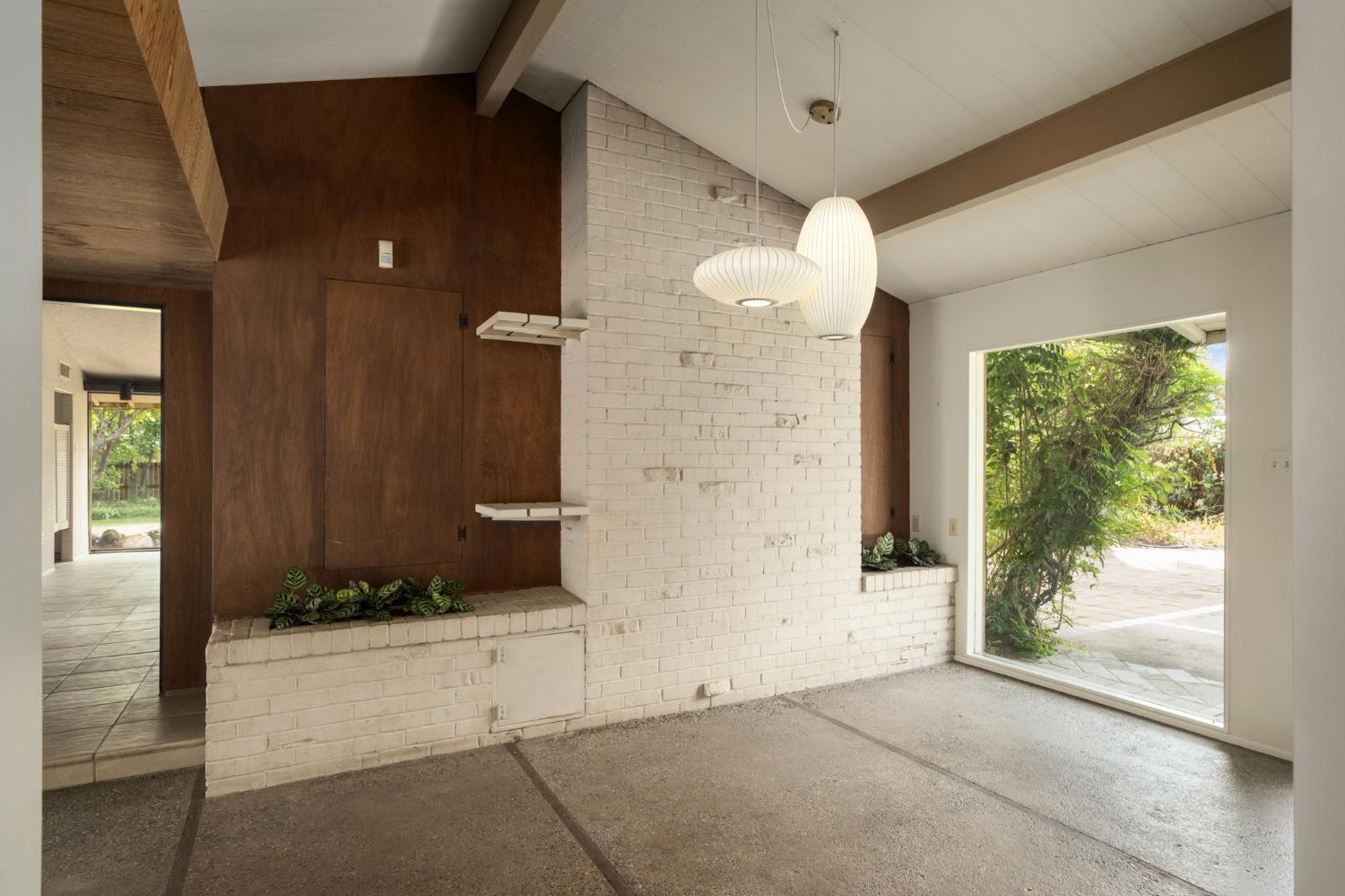 1685 W Robinwood Ln, Fresno, CA 93711