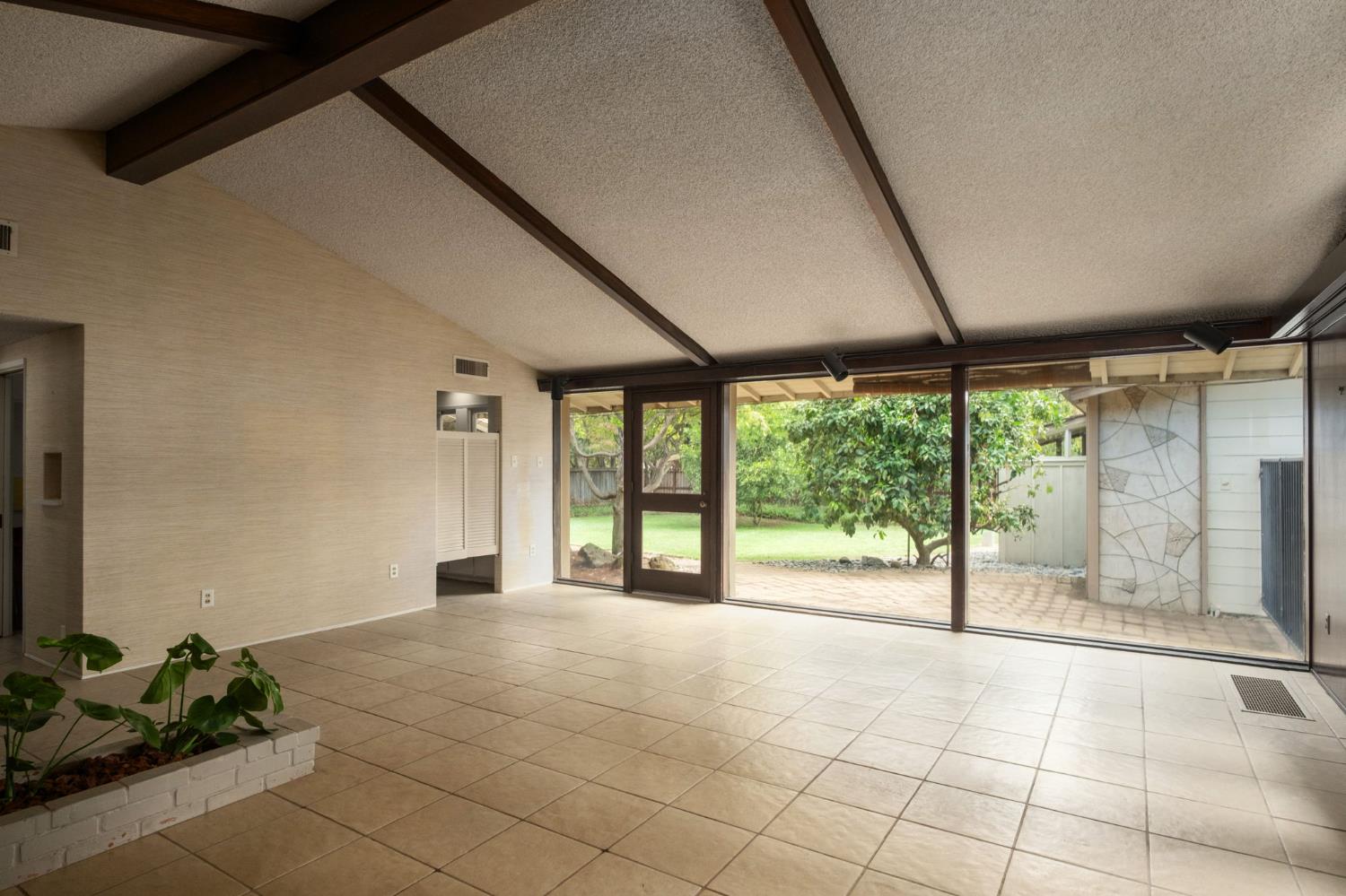 1685 W Robinwood Ln, Fresno, CA 93711