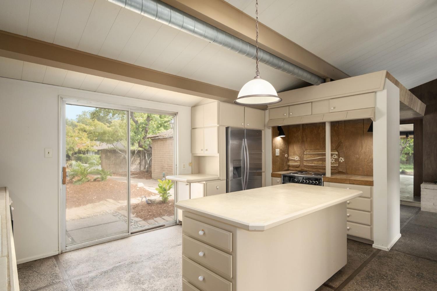 1685 W Robinwood Ln, Fresno, CA 93711