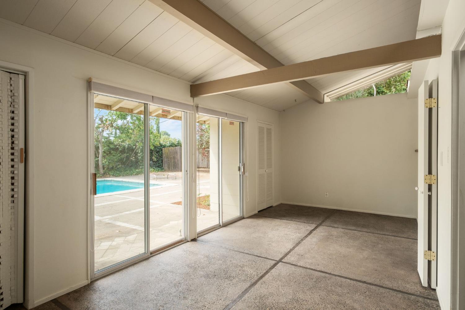 1685 W Robinwood Ln, Fresno, CA 93711