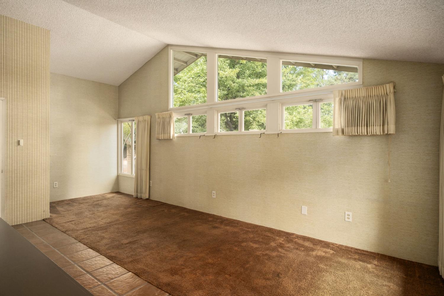 1685 W Robinwood Ln, Fresno, CA 93711