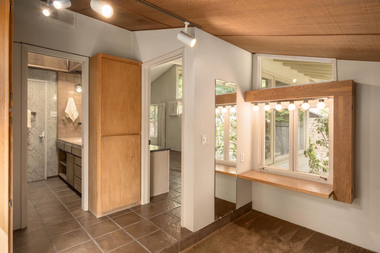 1685 W Robinwood Ln, Fresno, CA 93711