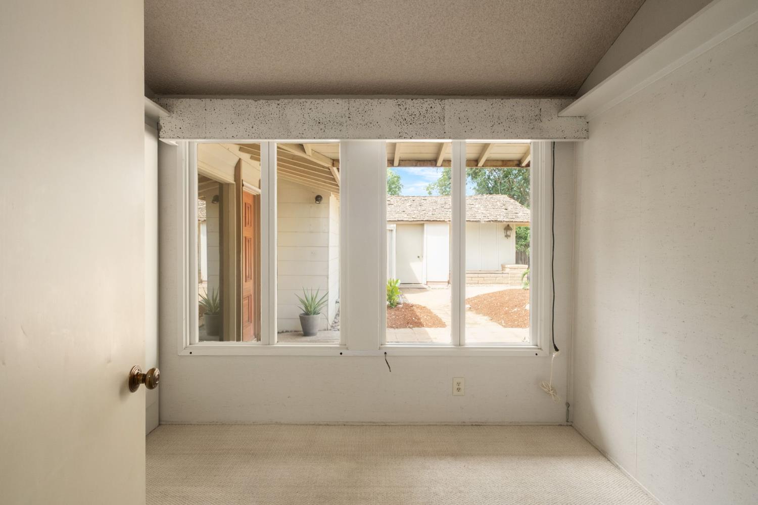 1685 W Robinwood Ln, Fresno, CA 93711