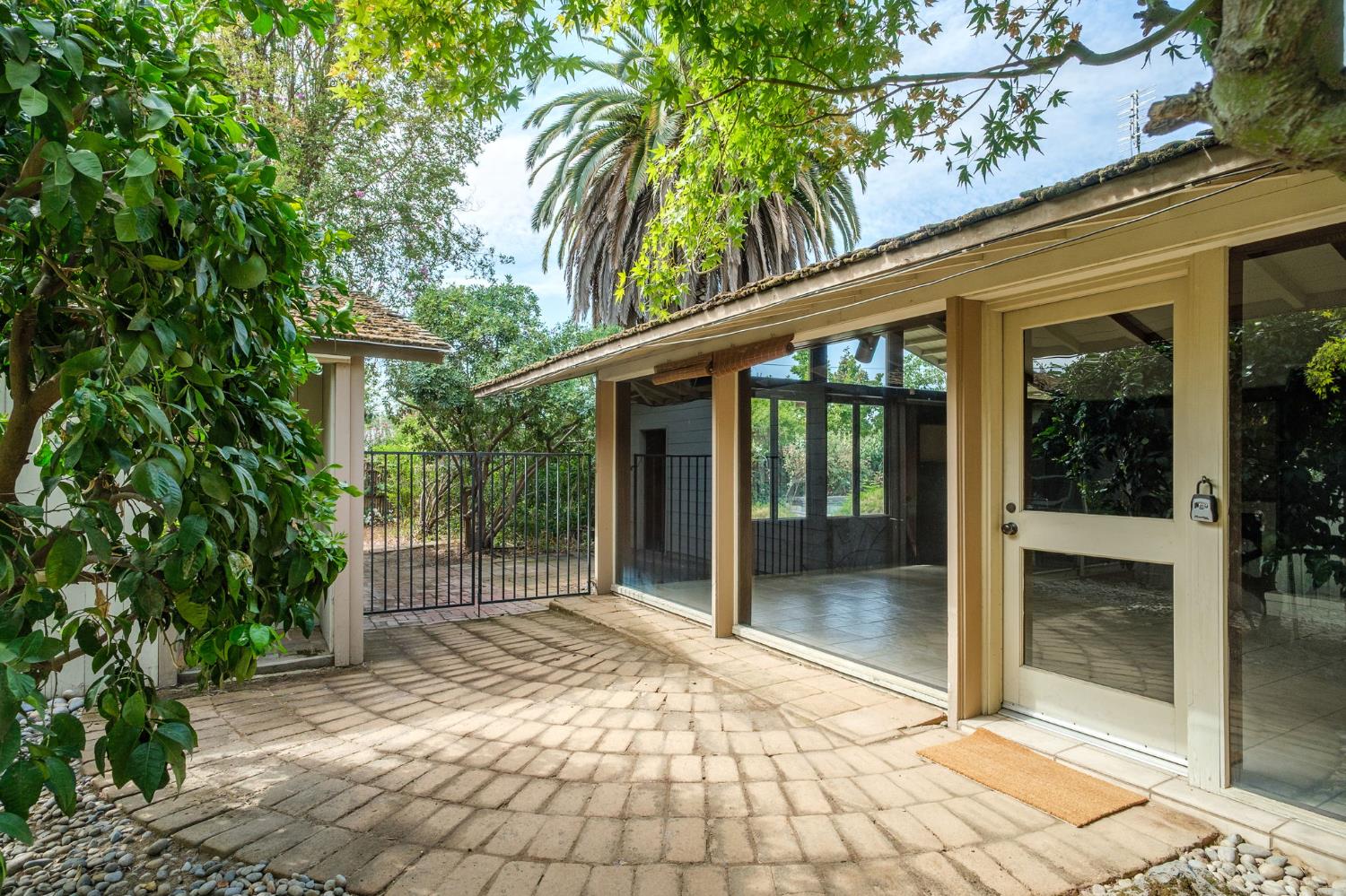 1685 W Robinwood Ln, Fresno, CA 93711