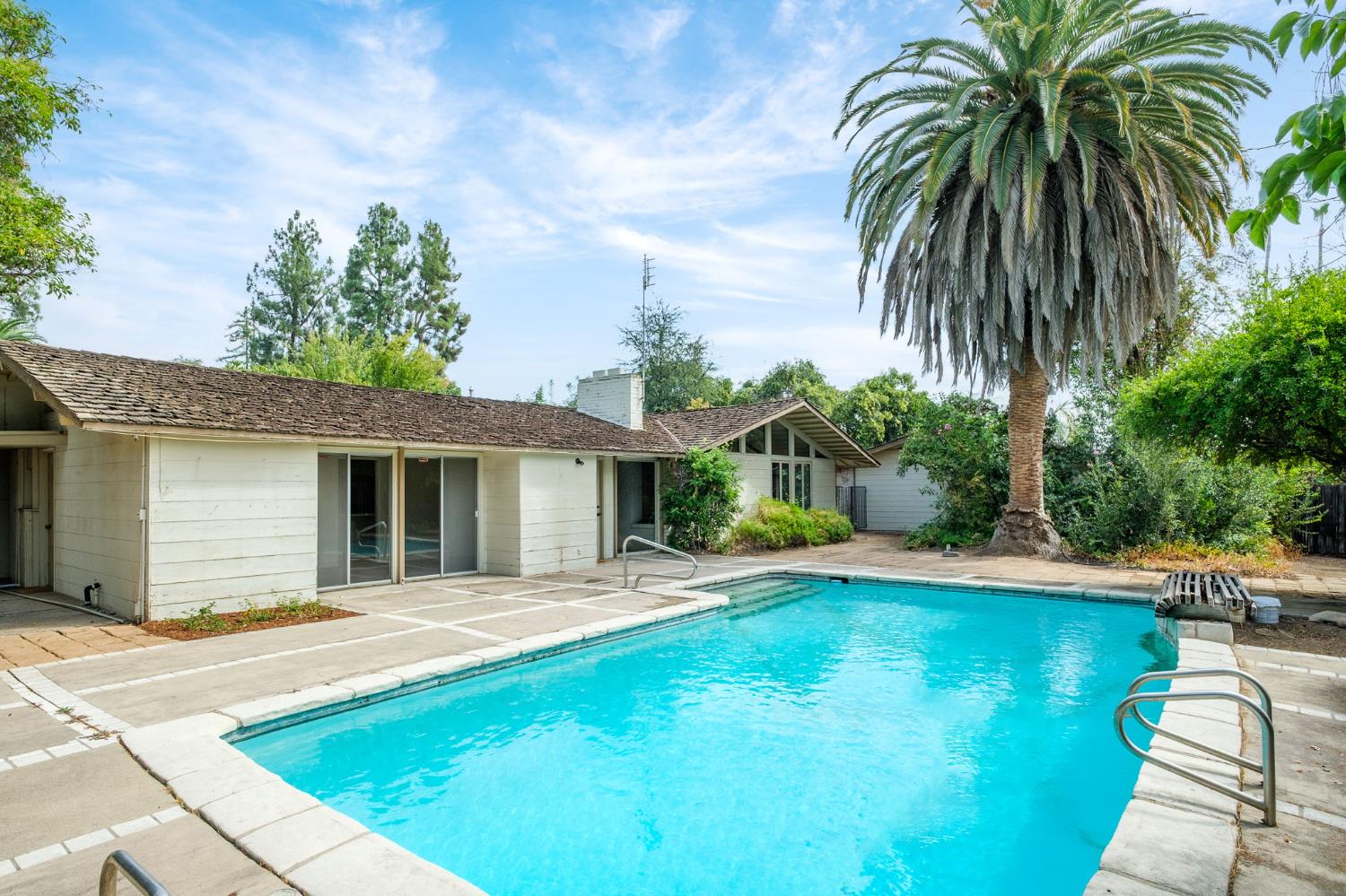 1685 W Robinwood Ln, Fresno, CA 93711