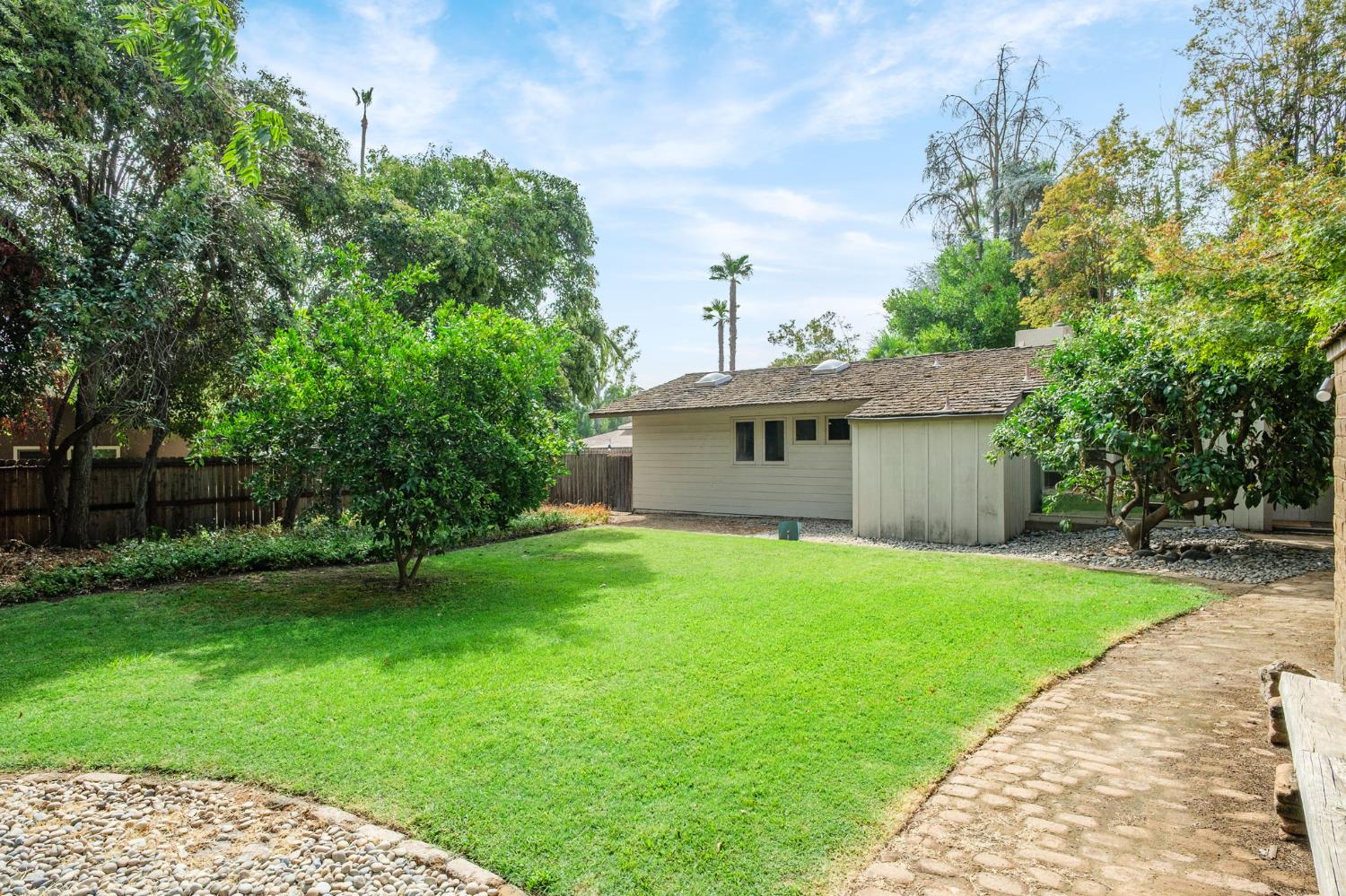 1685 W Robinwood Ln, Fresno, CA 93711