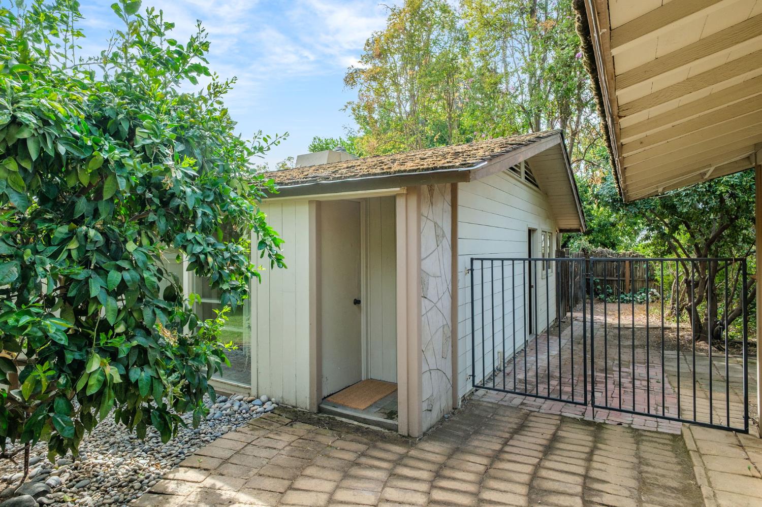 1685 W Robinwood Ln, Fresno, CA 93711