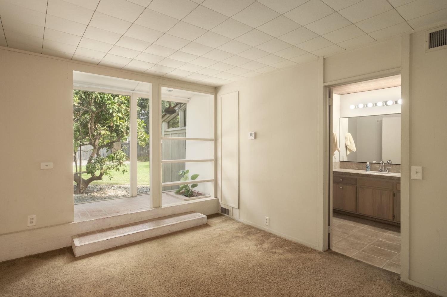 1685 W Robinwood Ln, Fresno, CA 93711