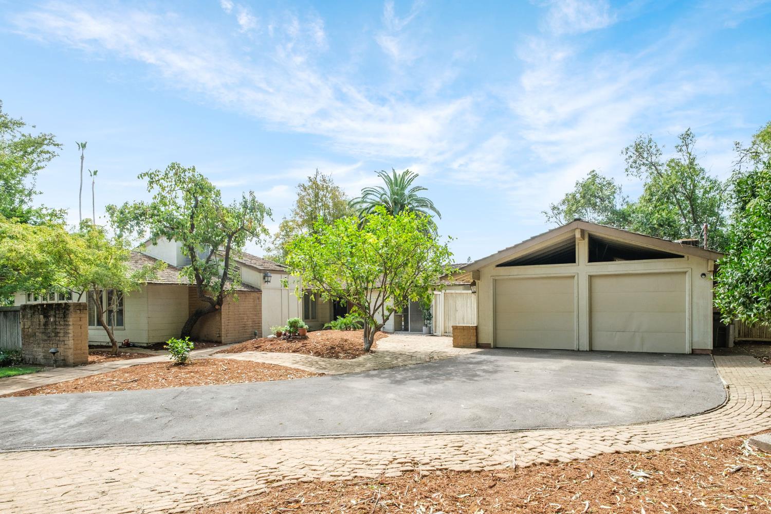 1685 W Robinwood Ln, Fresno, CA 93711