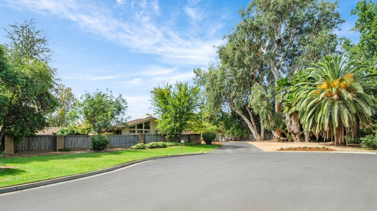 1685 W Robinwood Ln, Fresno, CA 93711
