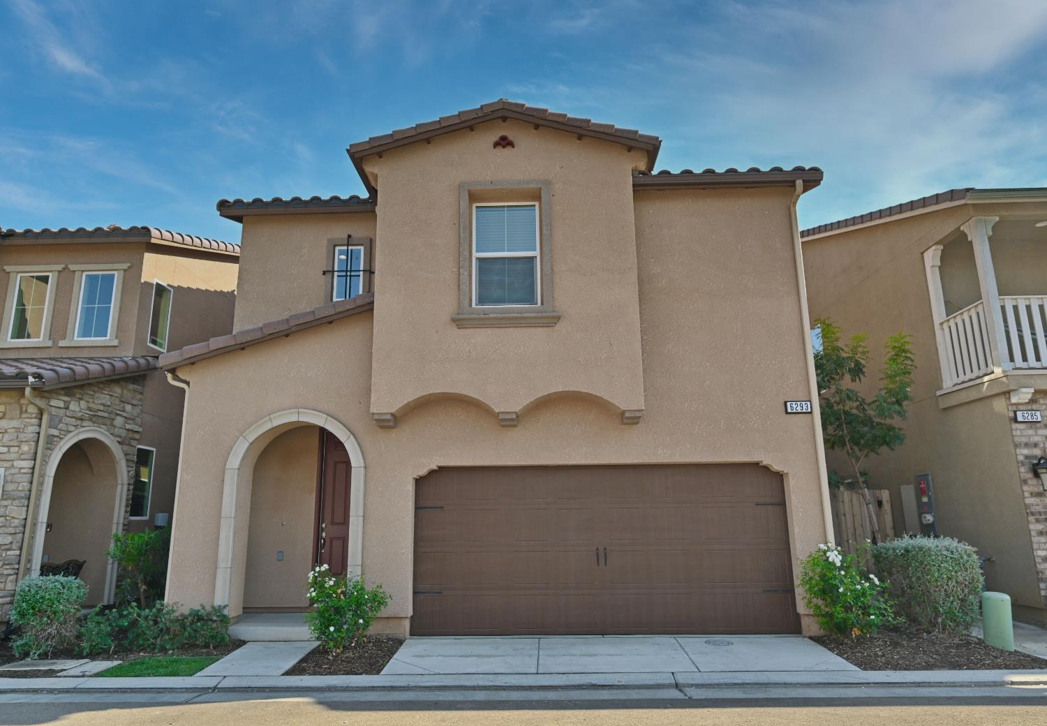 6293 E Valley Edge Dr, Fresno, CA 93727