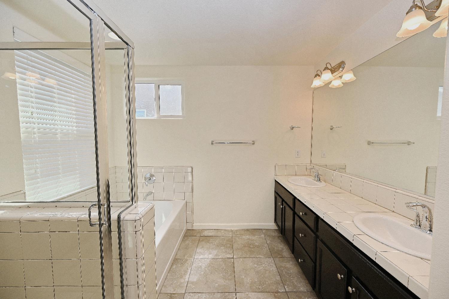 6293 E Valley Edge Dr, Fresno, CA 93727
