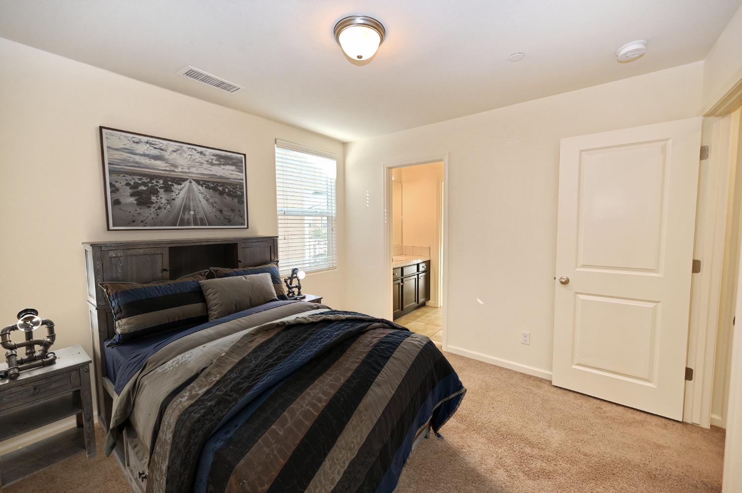 6293 E Valley Edge Dr, Fresno, CA 93727