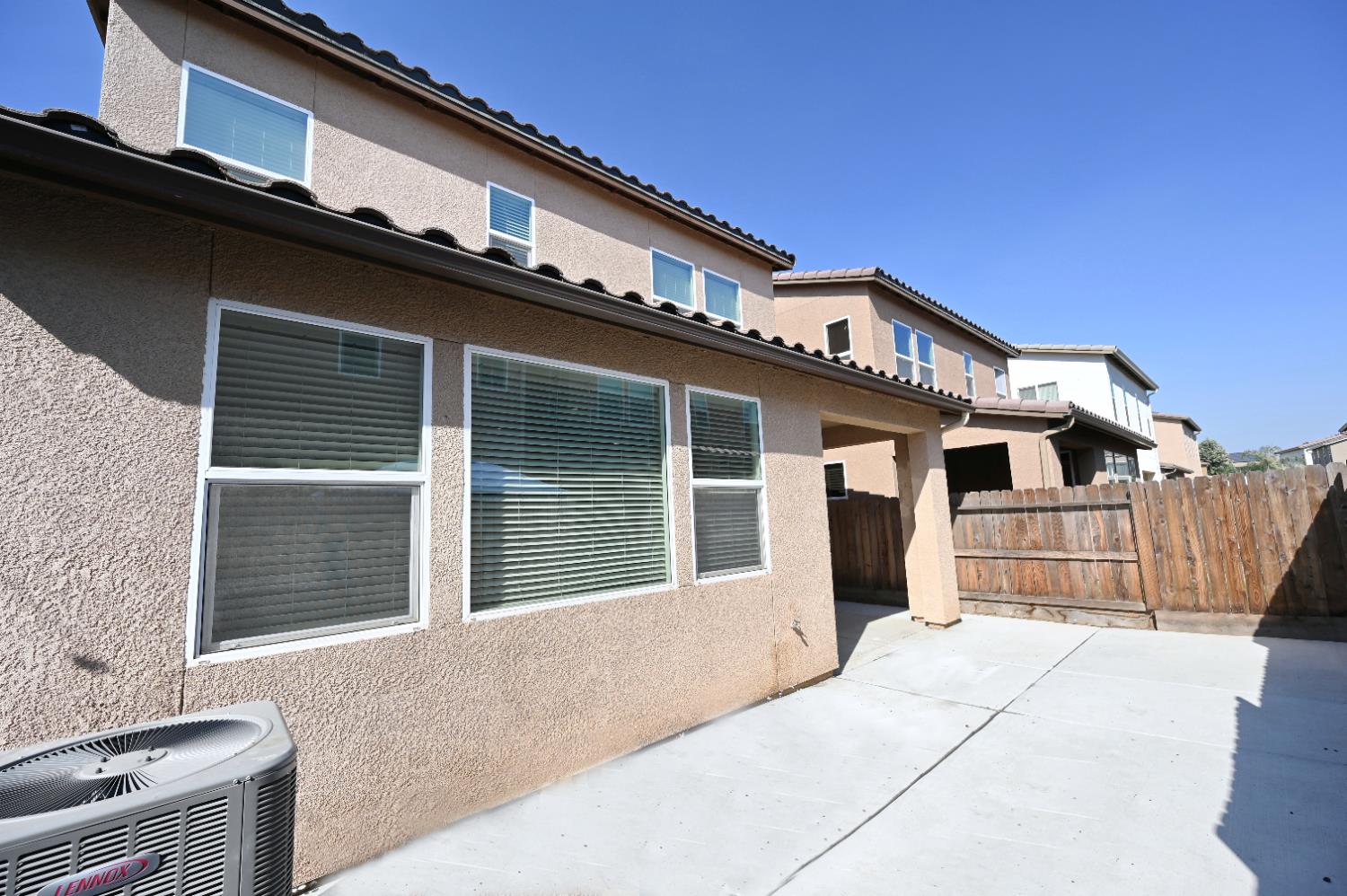 6293 E Valley Edge Dr, Fresno, CA 93727
