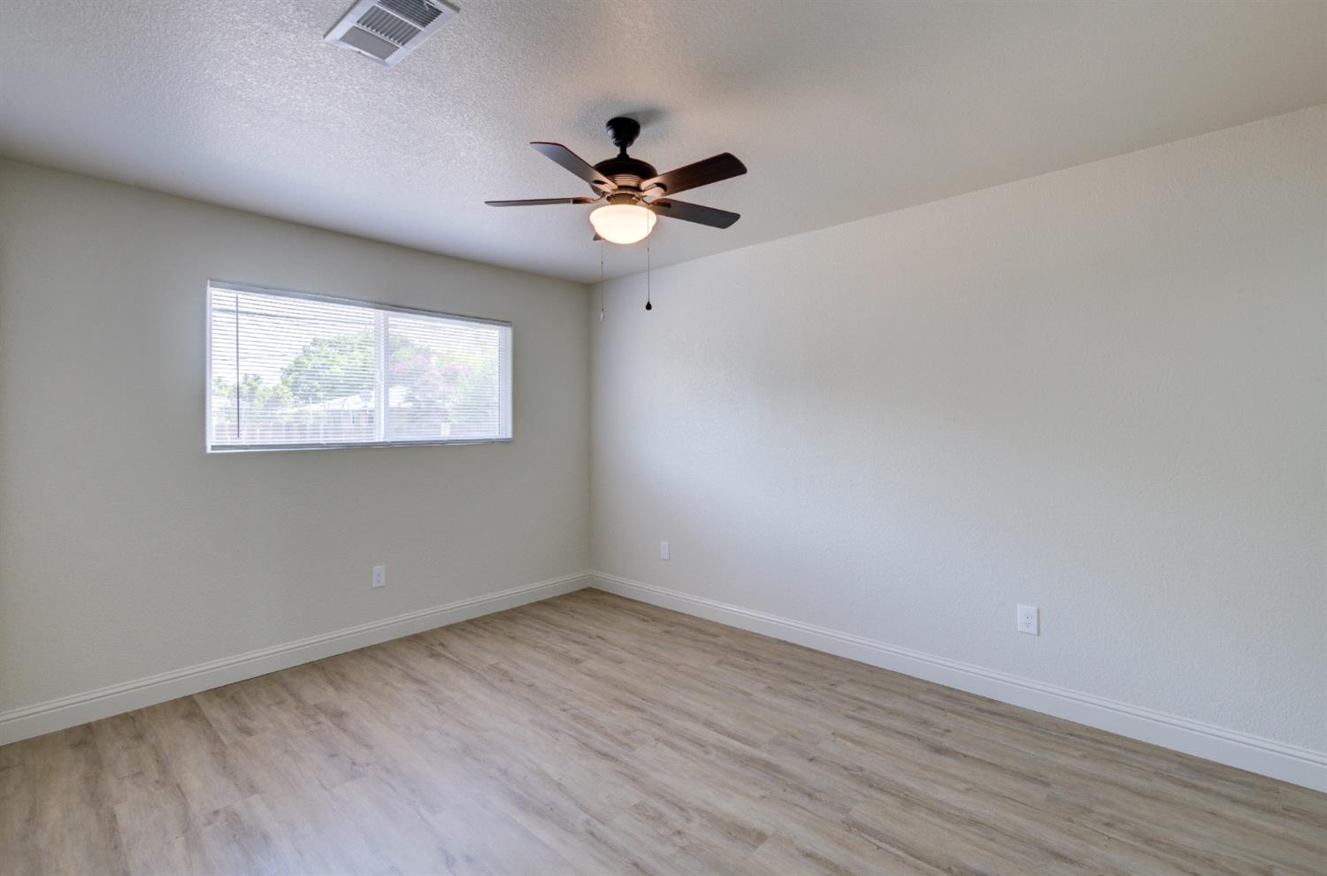 3992 N Briarwood Ave, Fresno, CA 93705