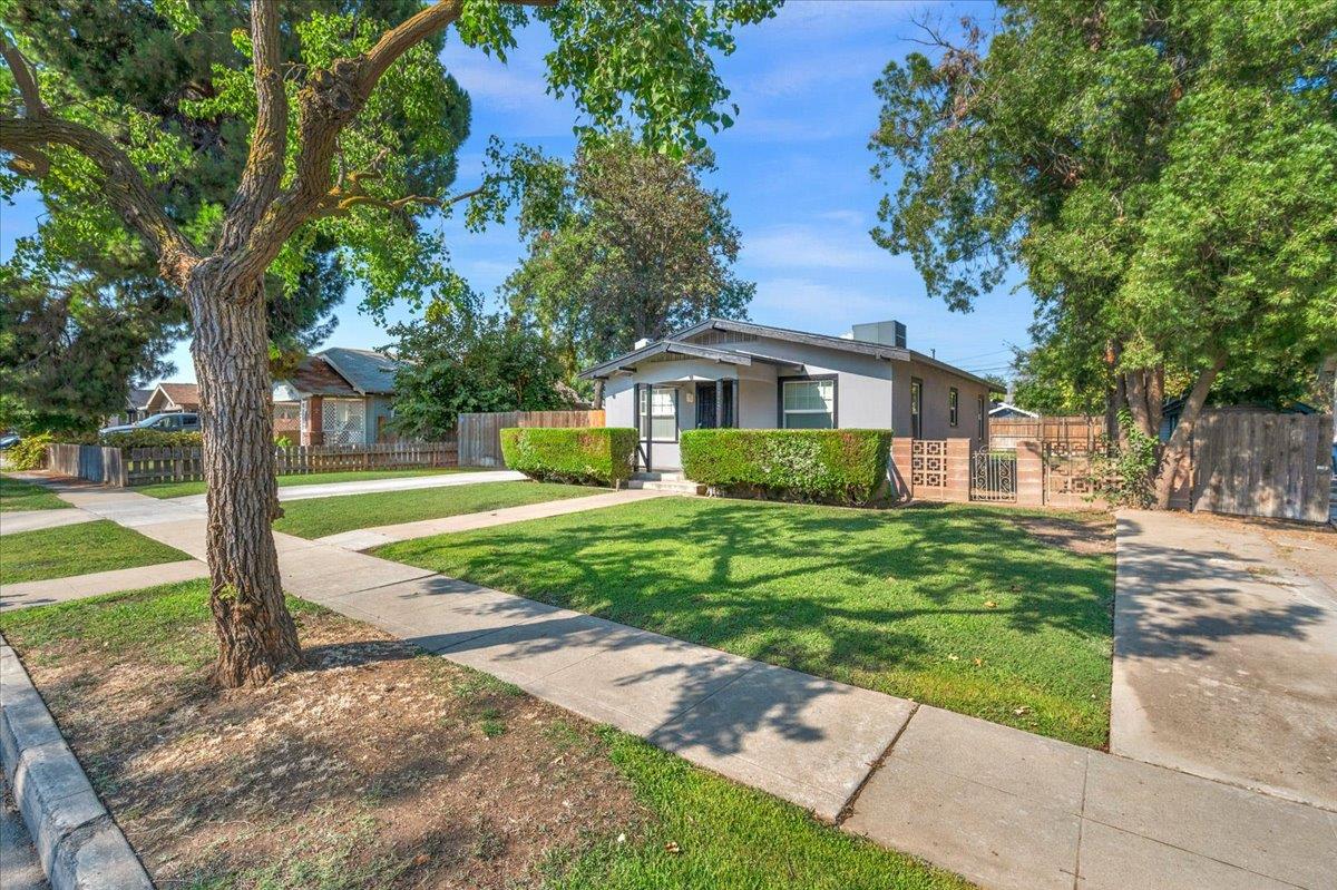 1905 N Vagedes, Fresno, CA 93705