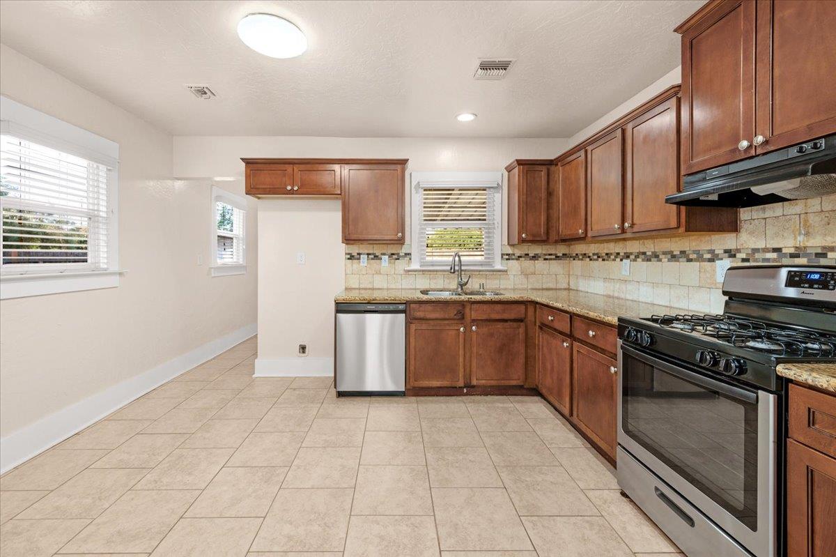 1905 N Vagedes, Fresno, CA 93705