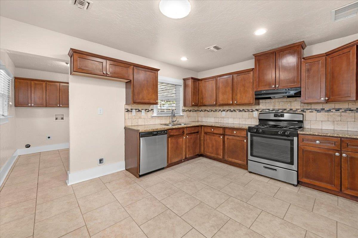 1905 N Vagedes, Fresno, CA 93705