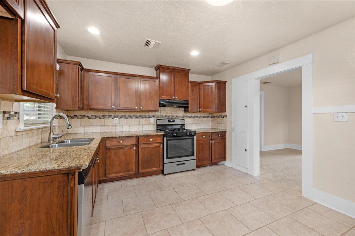 1905 N Vagedes, Fresno, CA 93705