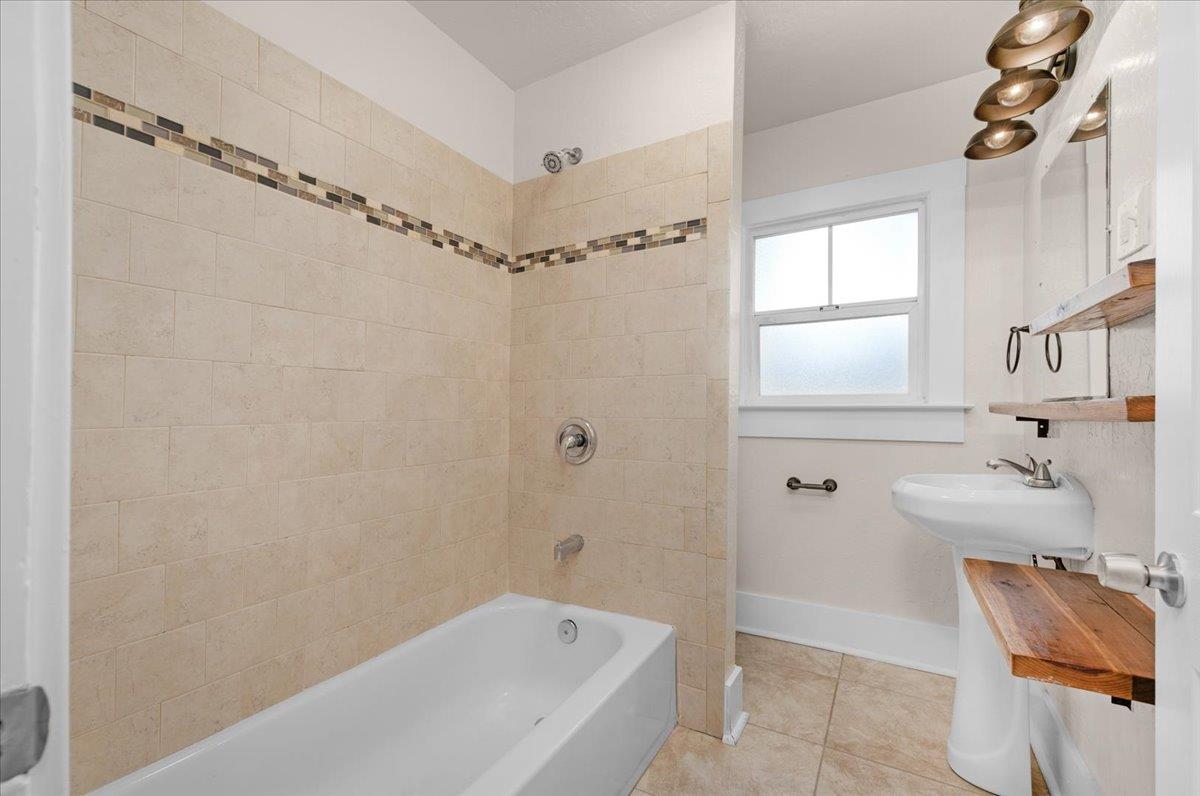1905 N Vagedes, Fresno, CA 93705