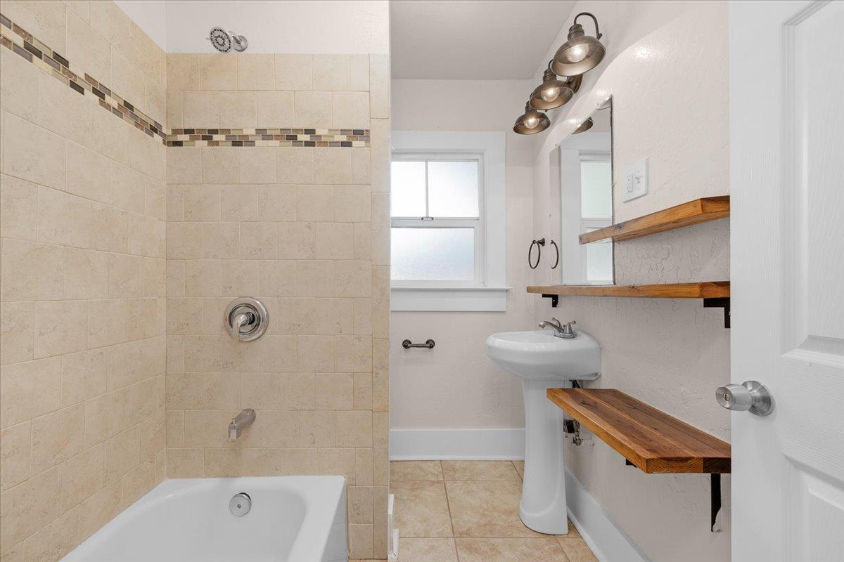 1905 N Vagedes, Fresno, CA 93705