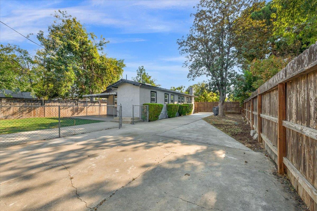 1905 N Vagedes, Fresno, CA 93705