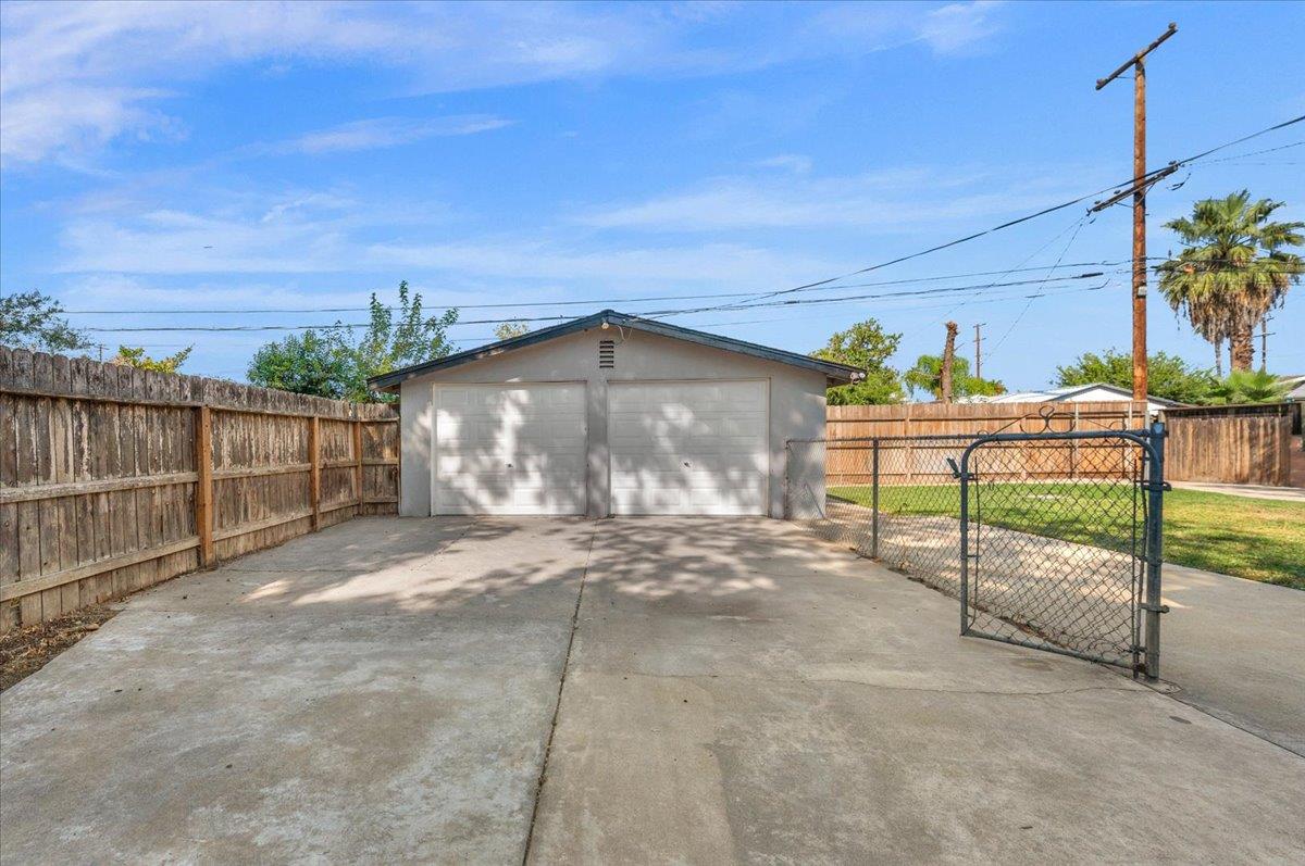 1905 N Vagedes, Fresno, CA 93705