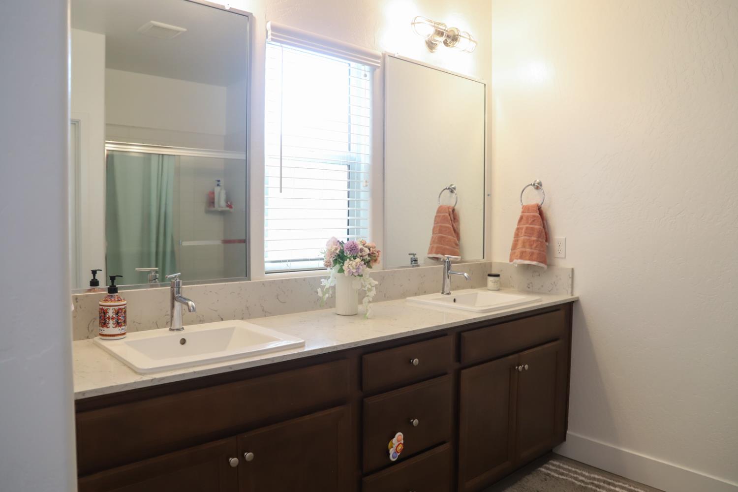 7099 W Whitman Ave, Fresno, CA 93723