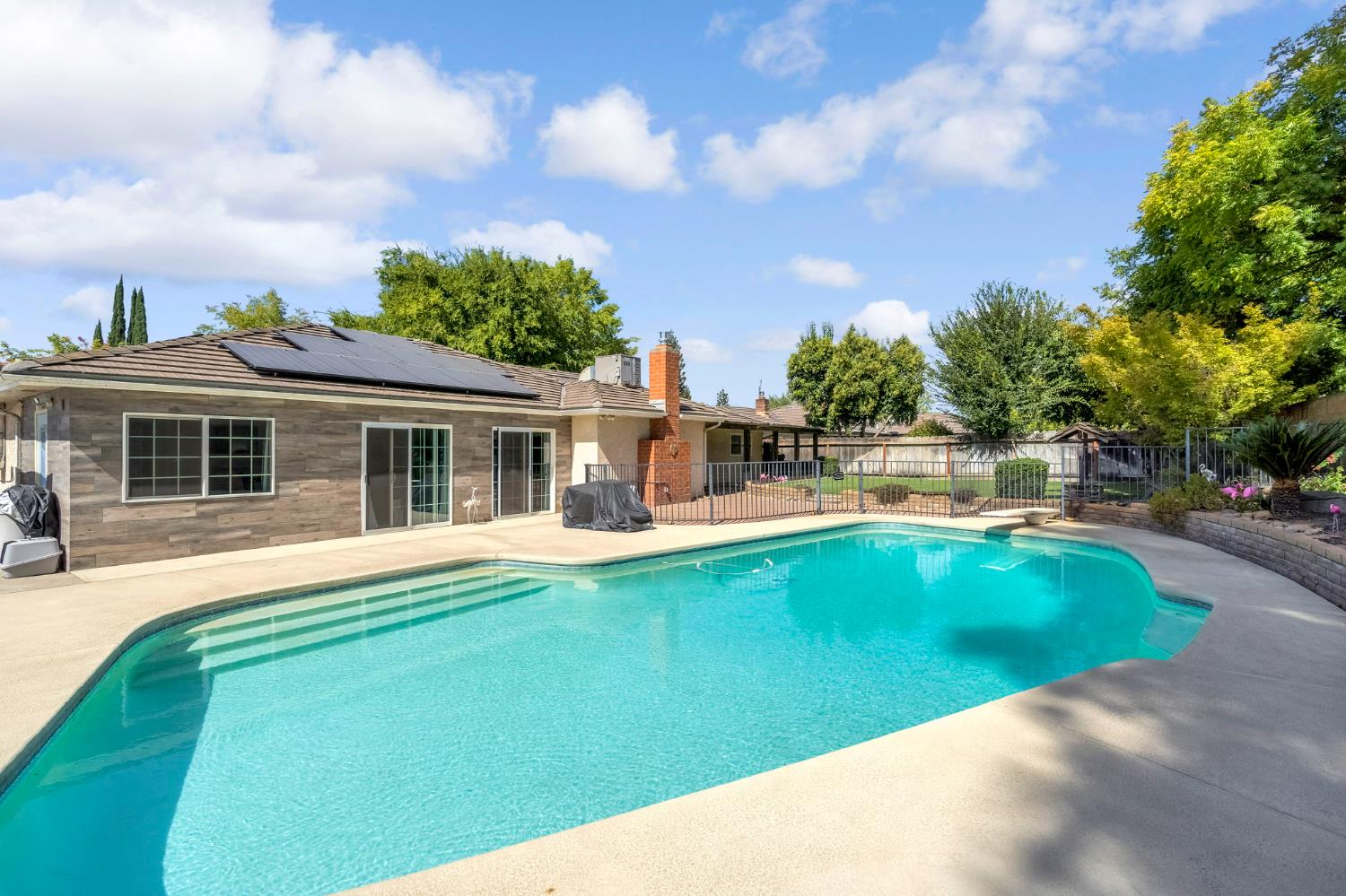 5460 N Blosser Ave, Fresno, CA 93711