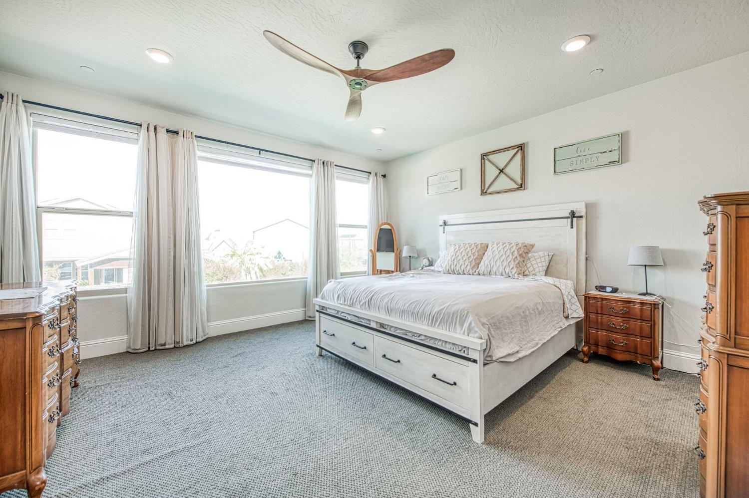 2468 E Kynzlee Ave, Fresno, CA 93730