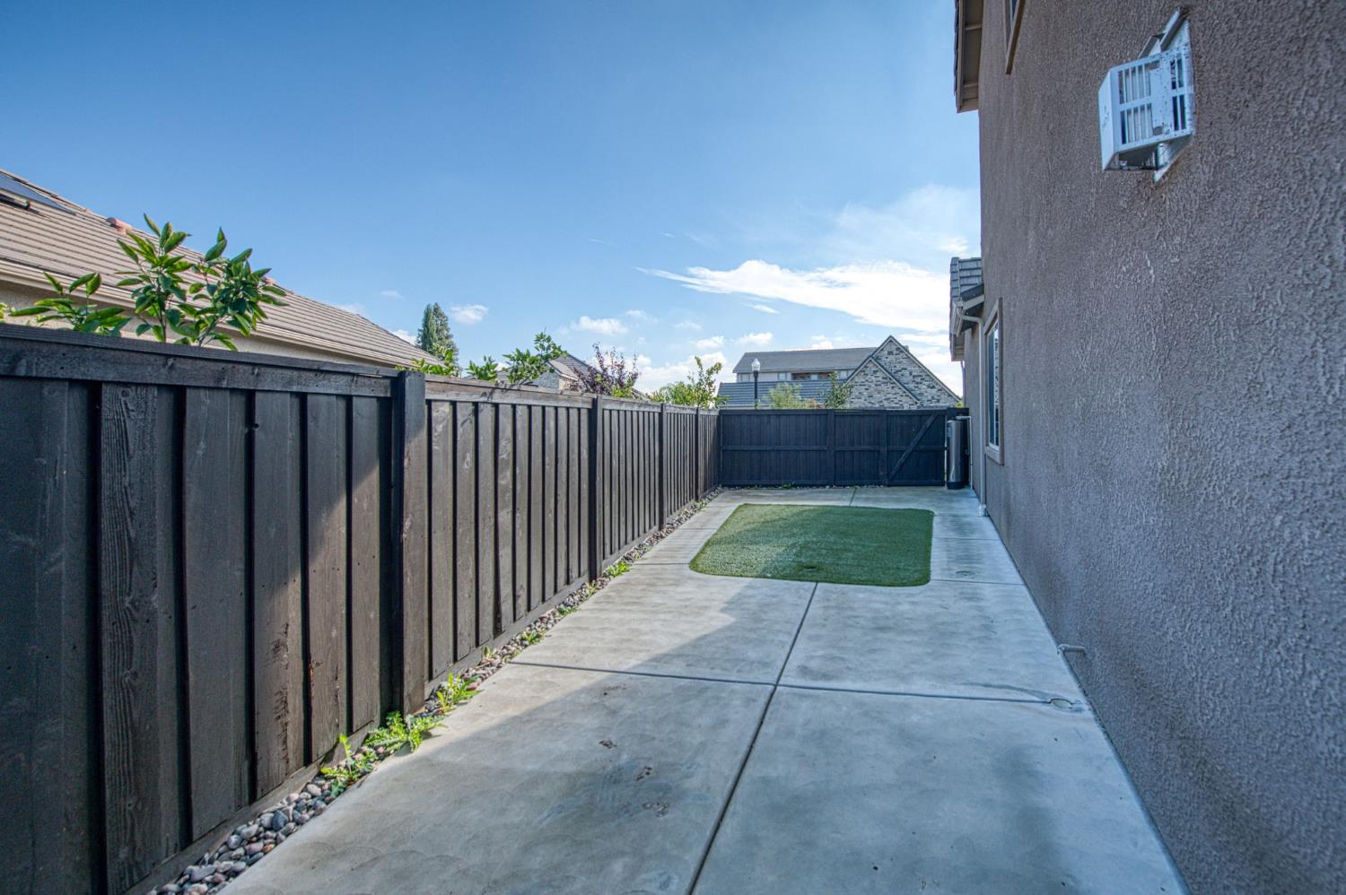 2468 E Kynzlee Ave, Fresno, CA 93730