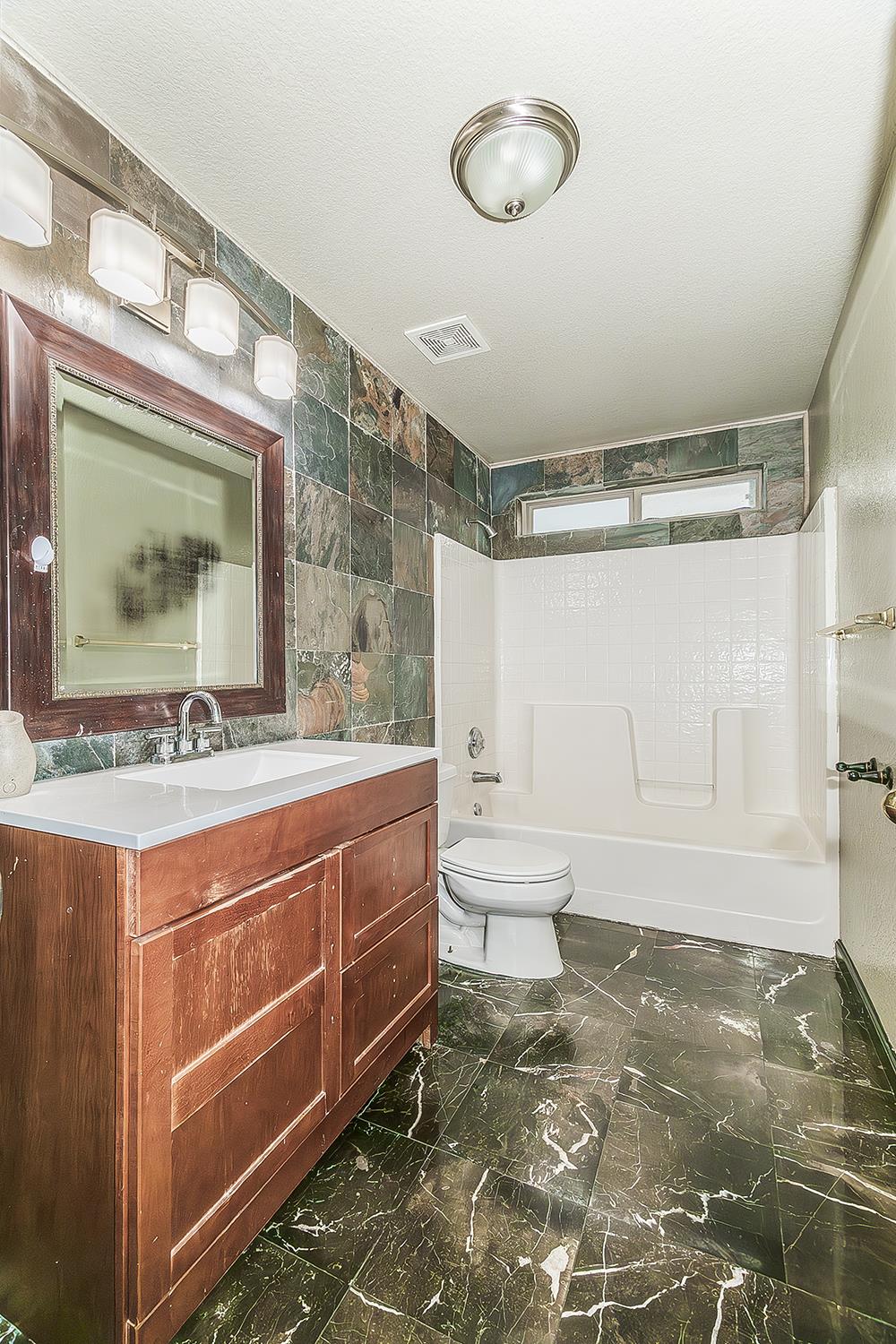 2829 E Decatur Ave, Fresno, CA 93720