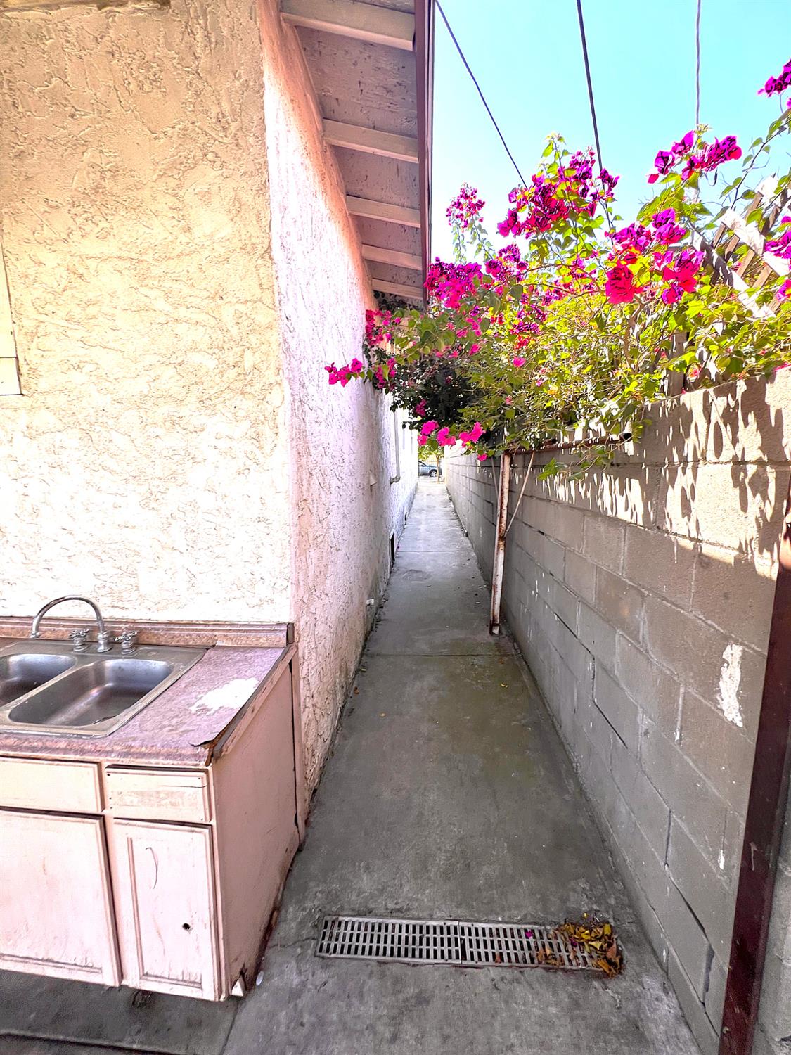 3223 E Madison Ave, Fresno, CA 93702