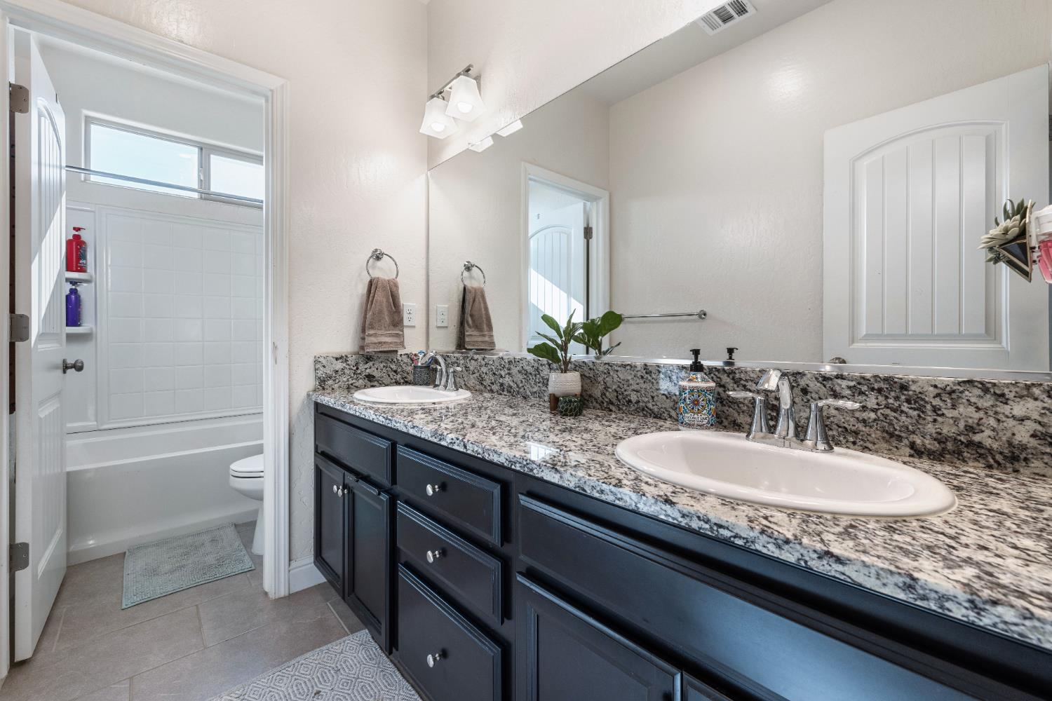 5265 W Lamona Ave, Fresno, CA 93722