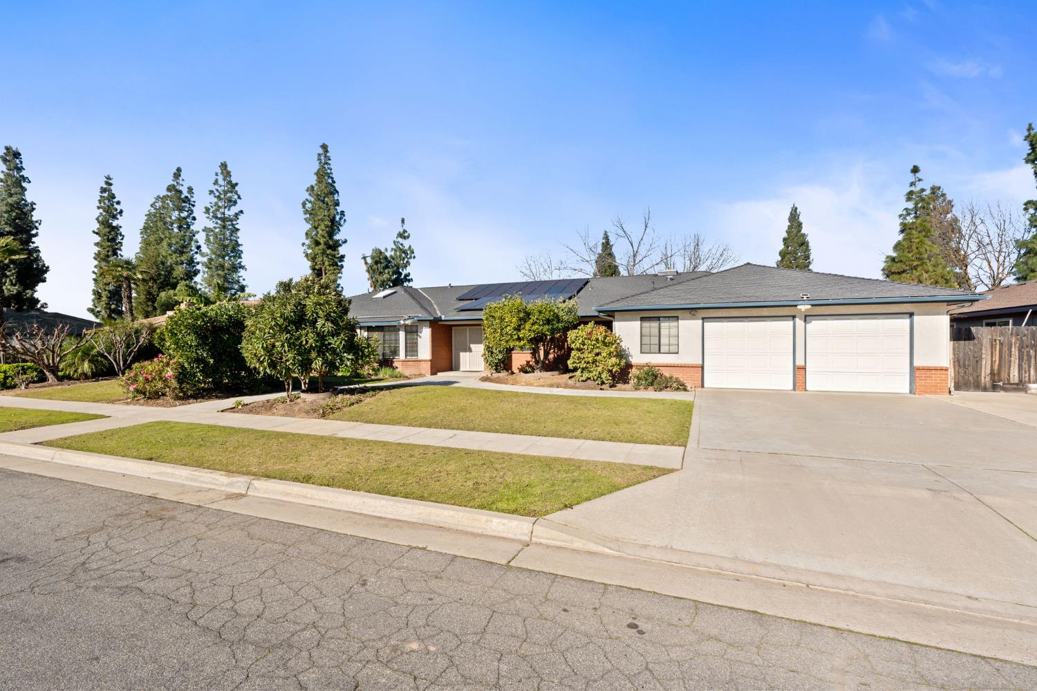 1544 E Jordan Ave, Fresno, CA 93720