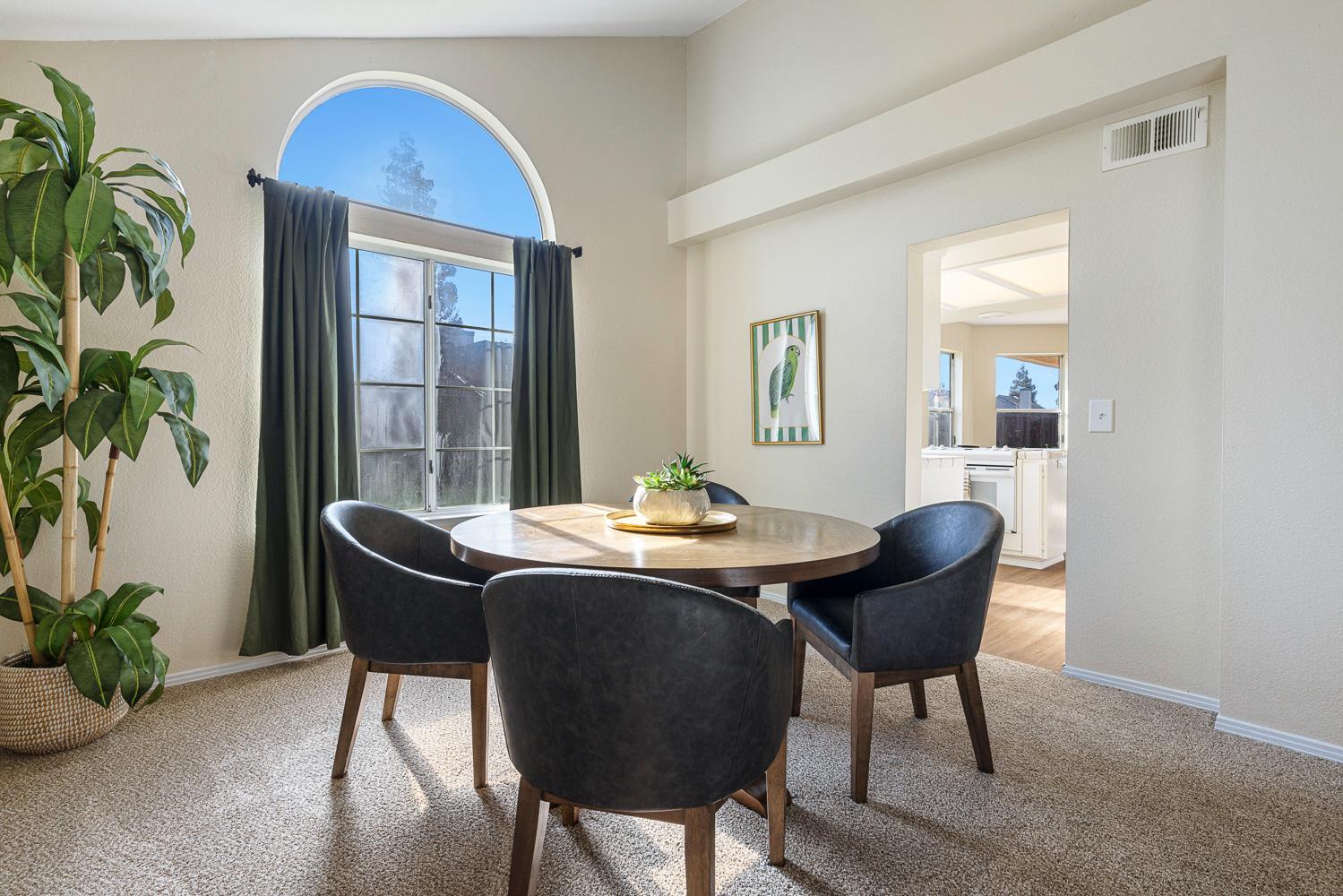 805 E Buckhill Rd, Fresno, CA 93720