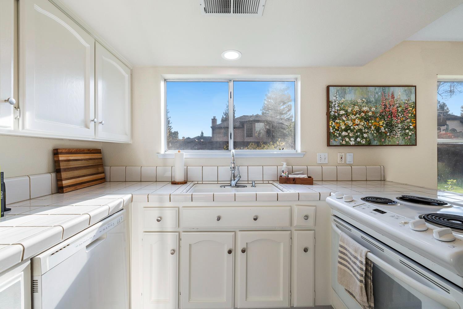 805 E Buckhill Rd, Fresno, CA 93720