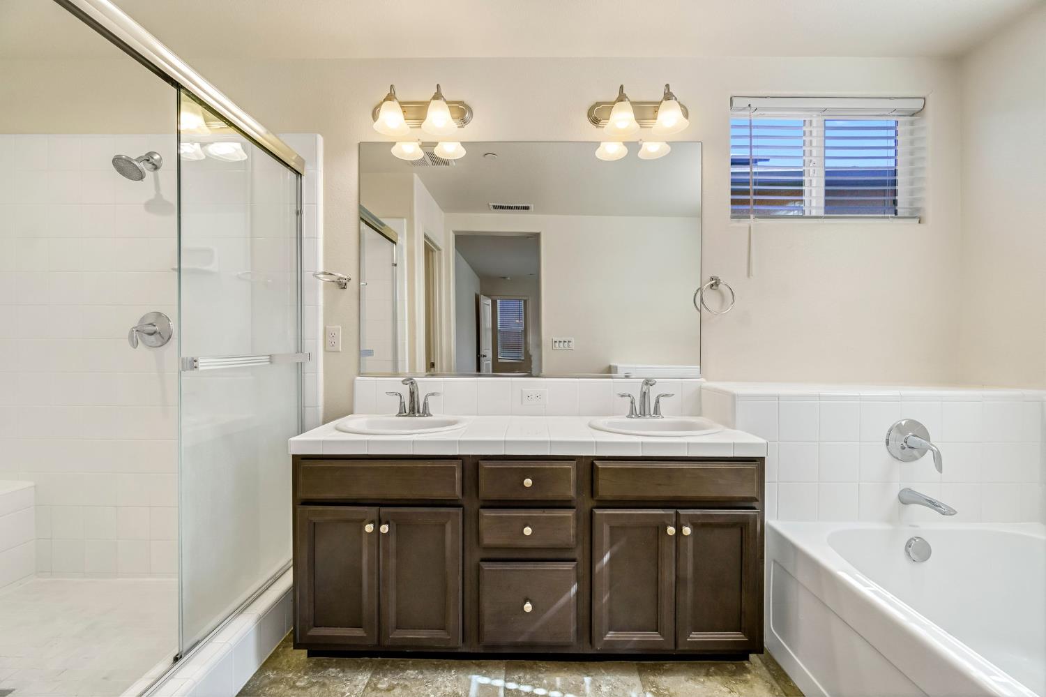 5468 W Santa Barbara Dr, Fresno, CA 93722