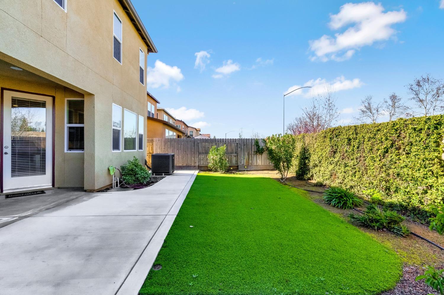 5468 W Santa Barbara Dr, Fresno, CA 93722