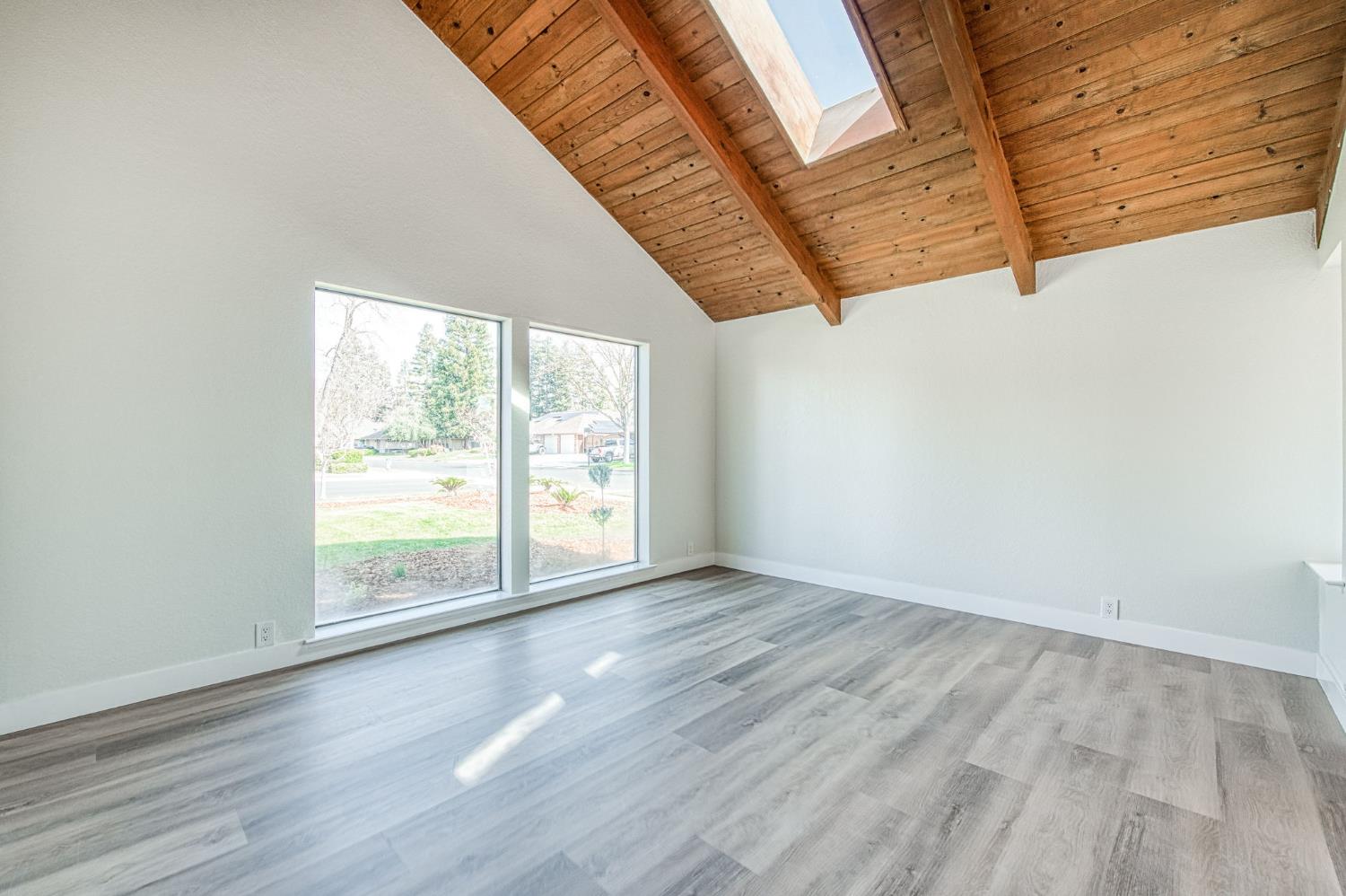 8453 N 1St St, Fresno, CA 93720