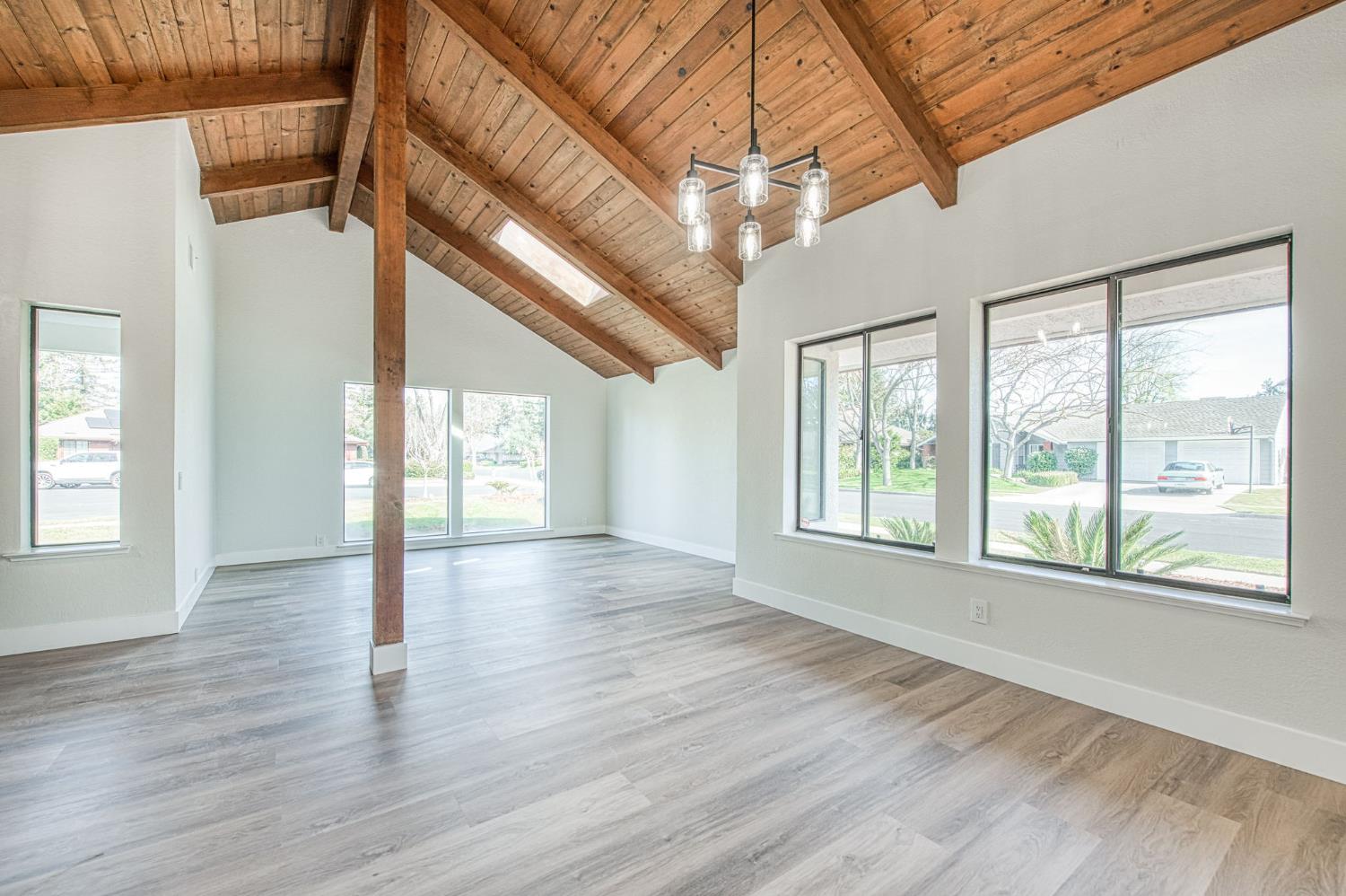 8453 N 1St St, Fresno, CA 93720