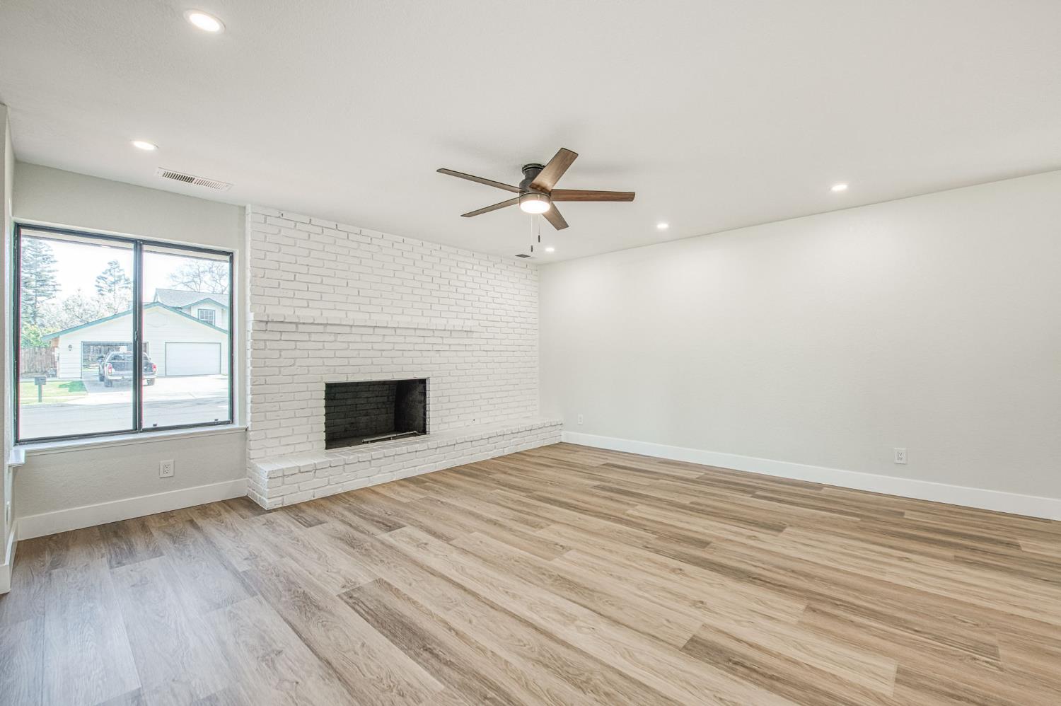 8453 N 1St St, Fresno, CA 93720