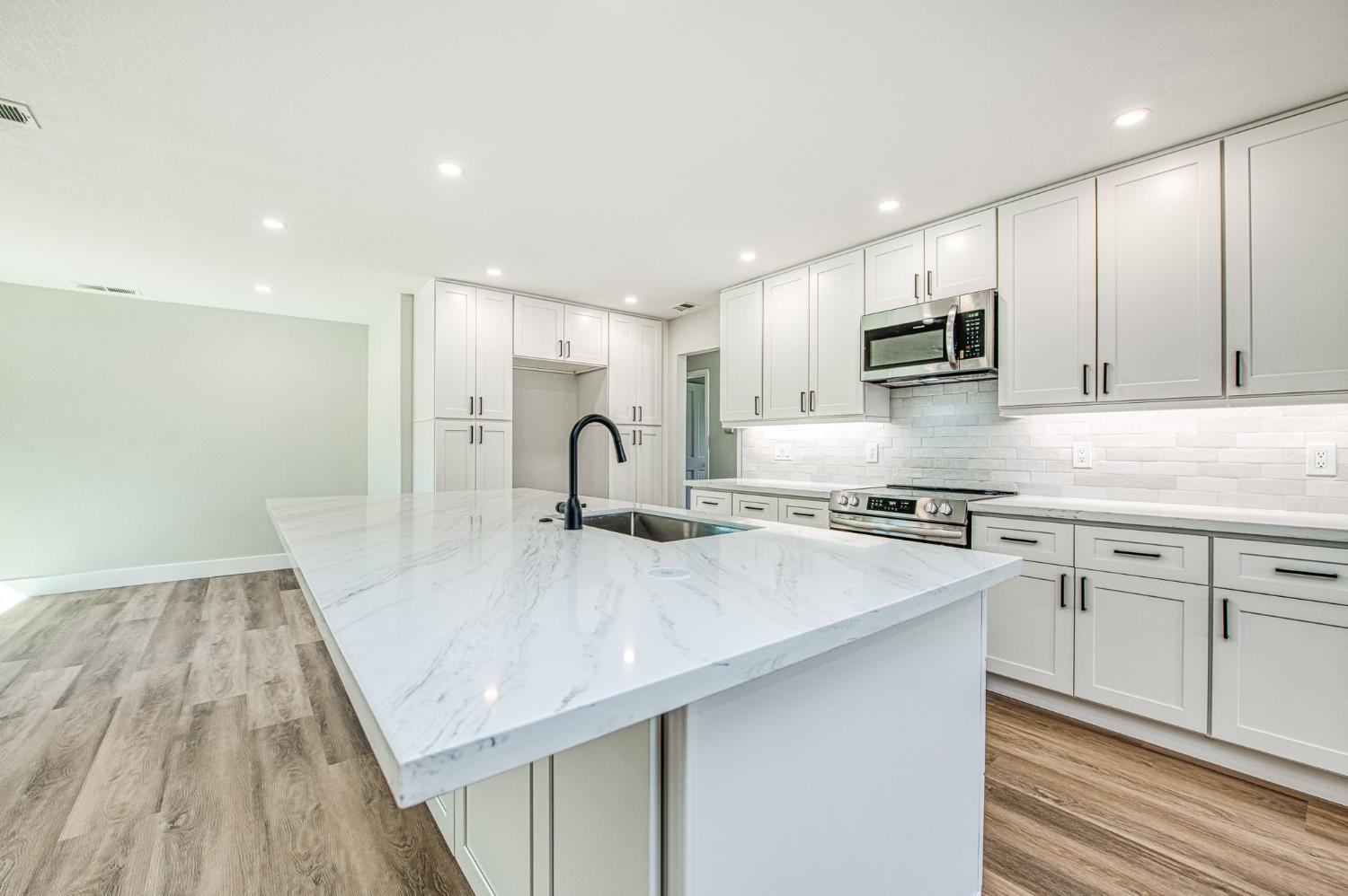 8453 N 1St St, Fresno, CA 93720